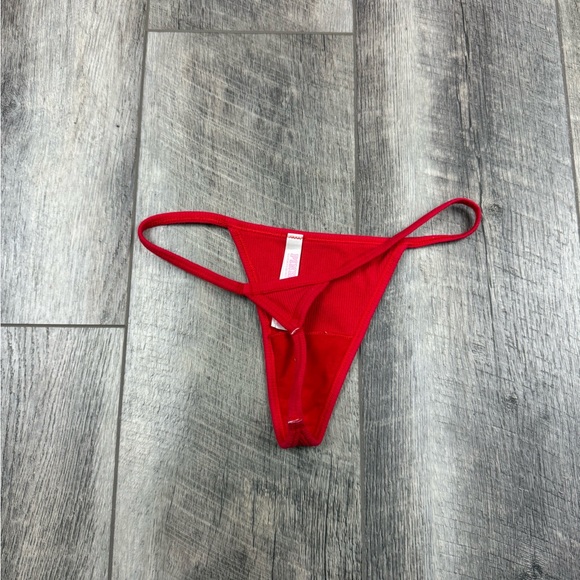 VS Red Ribbed V String Thong - Picture 4 of 8